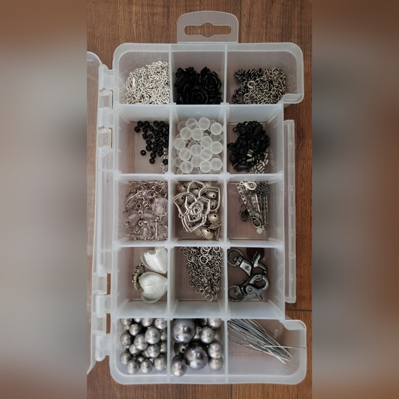 Lot of jewelry-making supplies beads in container - Picture 2 of 5